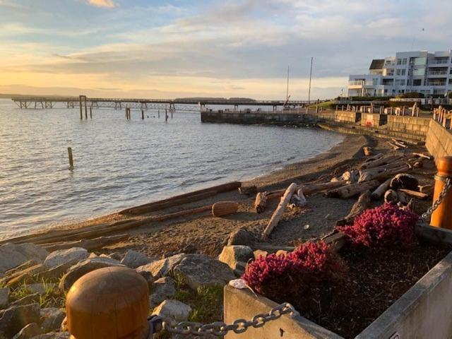 Sidney Waterfront Inn & Suites Bagian luar foto