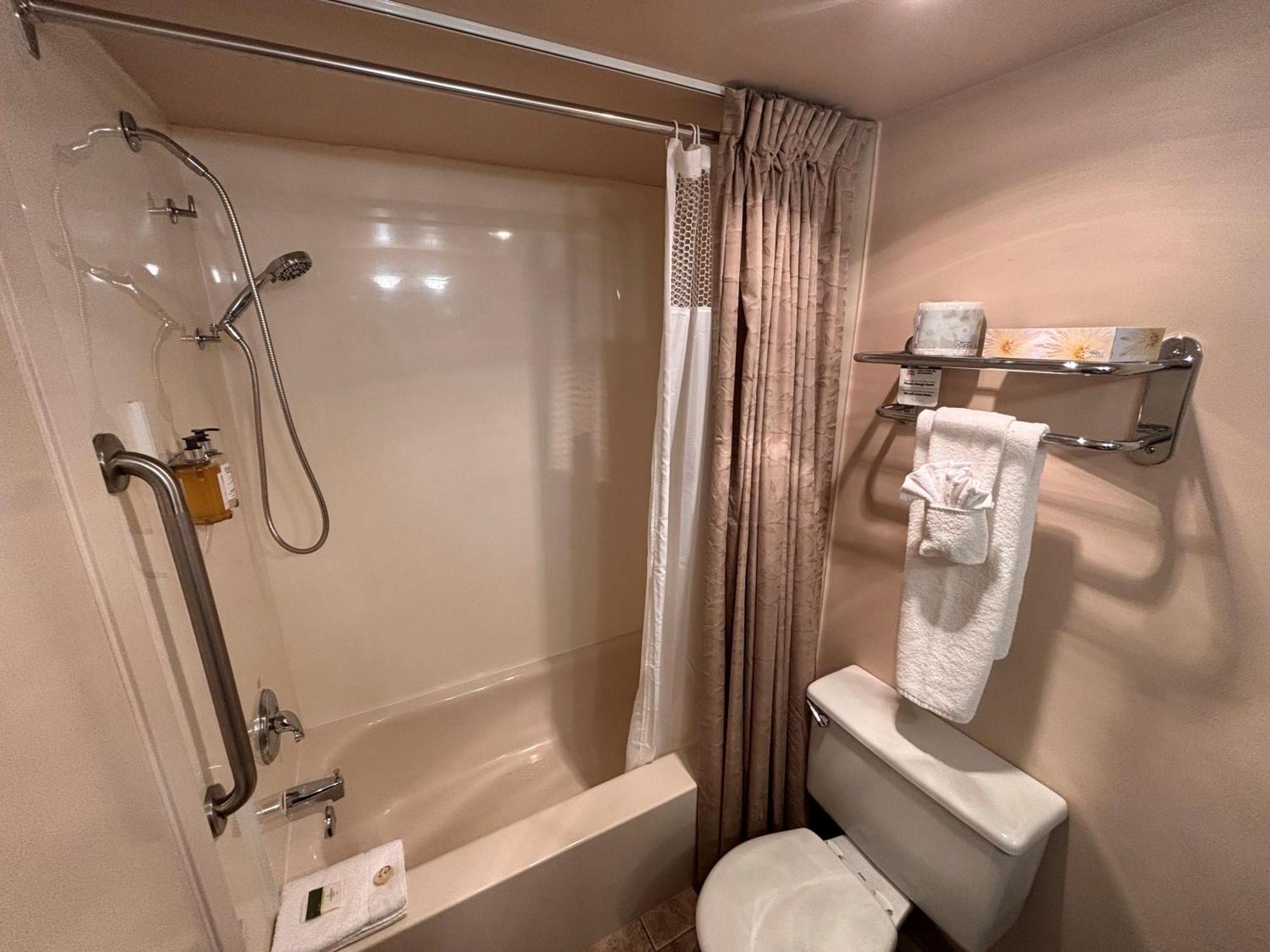 Sidney Waterfront Inn & Suites Bagian luar foto