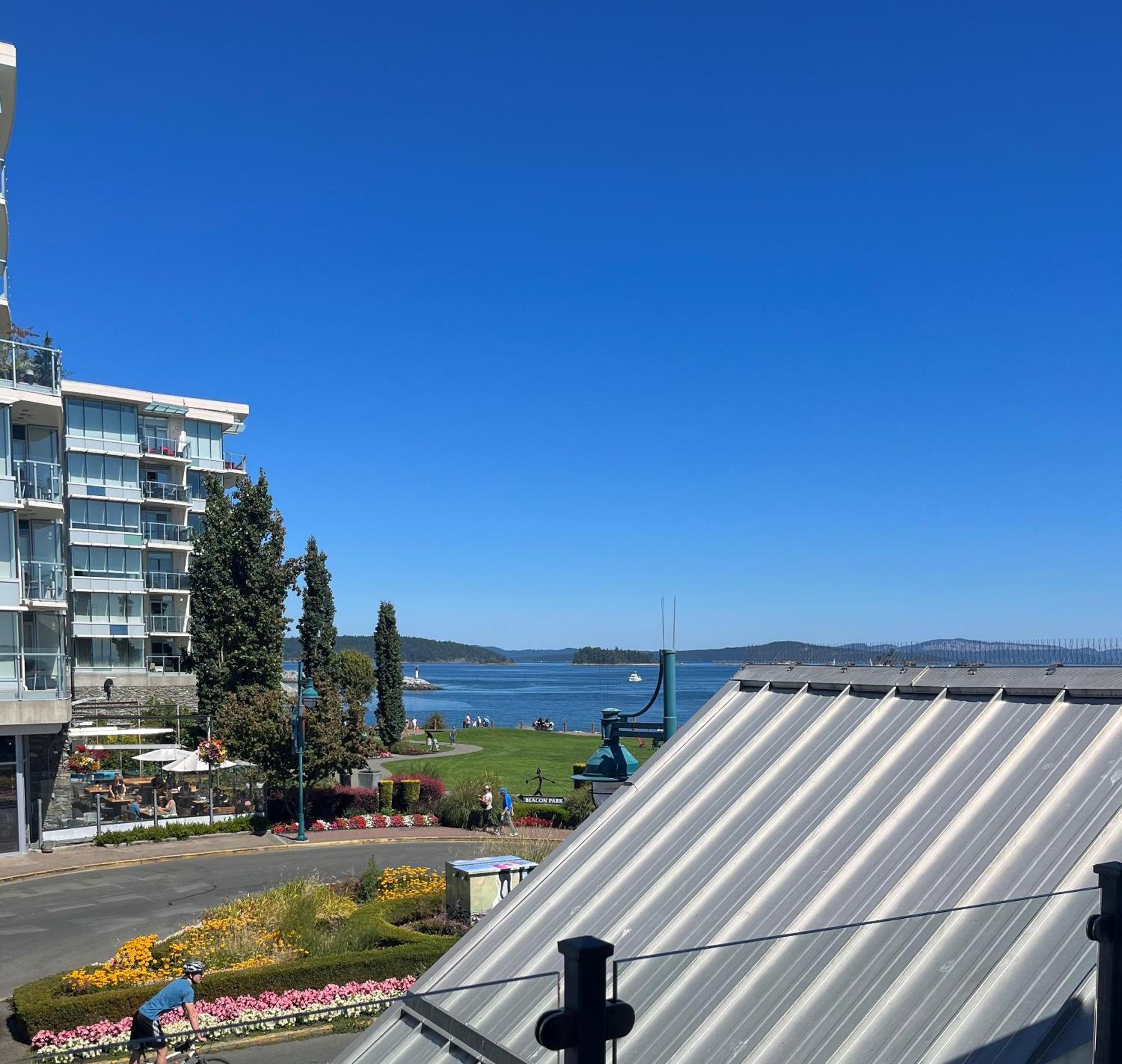 Sidney Waterfront Inn & Suites Bagian luar foto