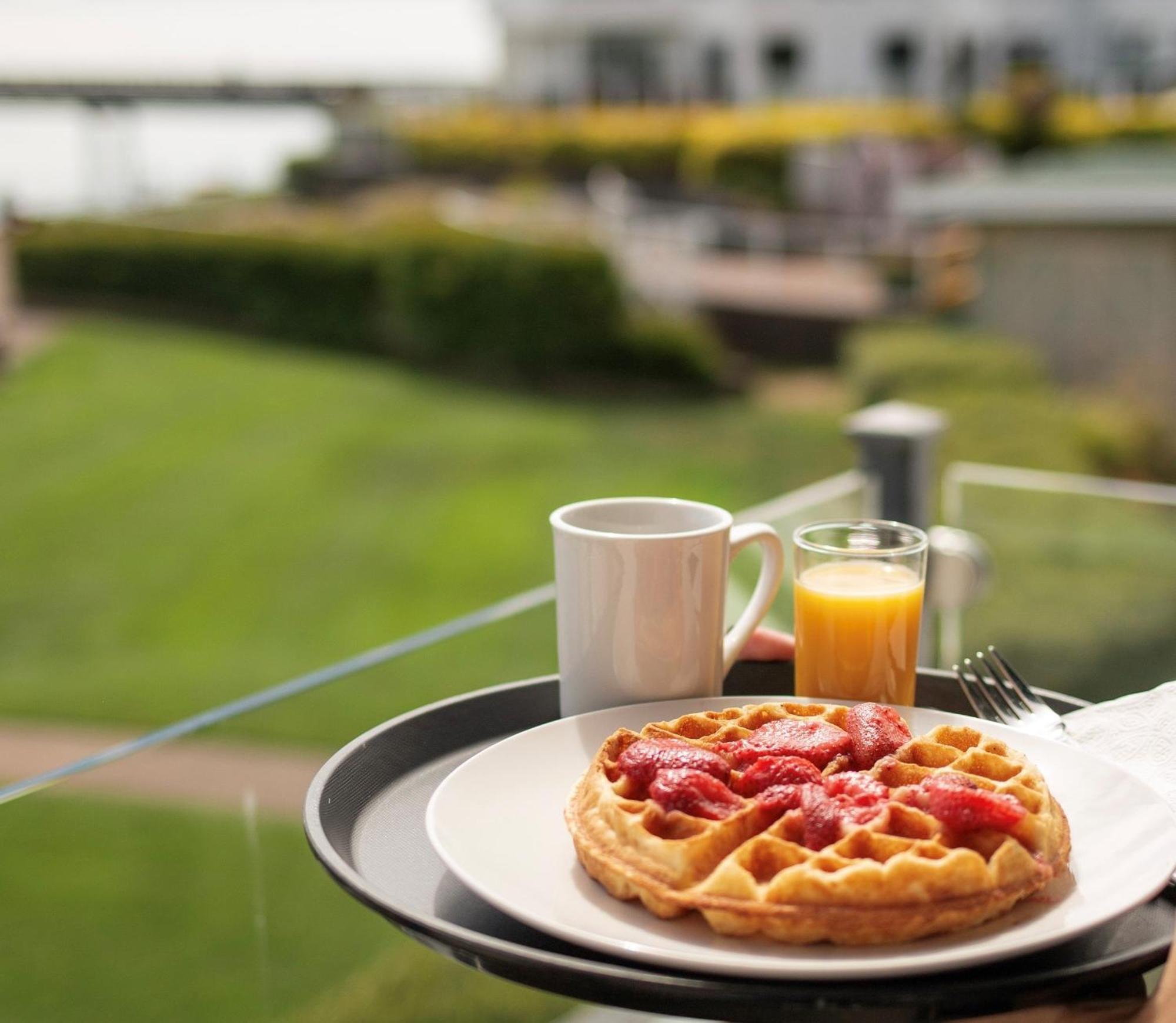 Sidney Waterfront Inn & Suites Bagian luar foto
