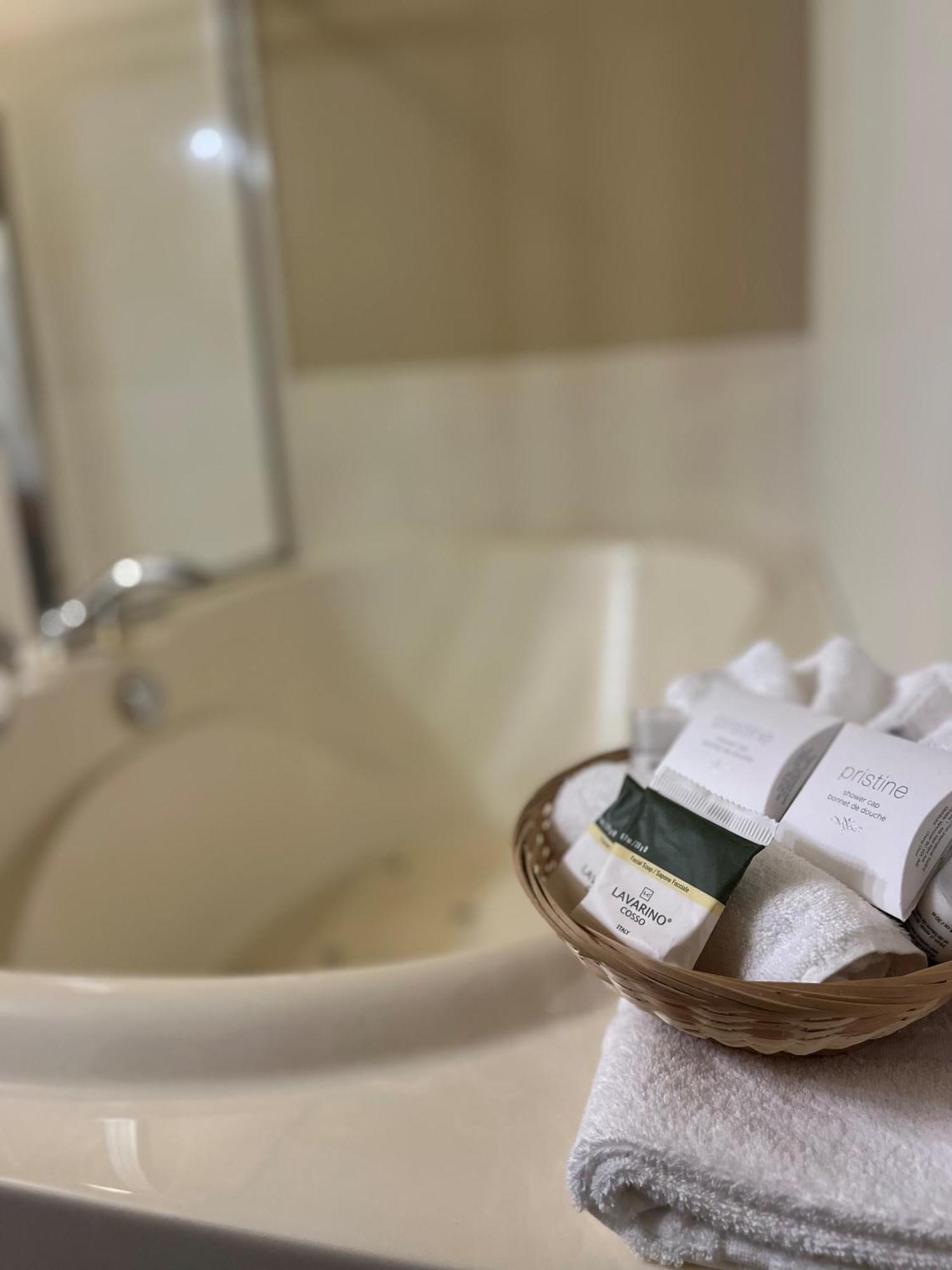 Sidney Waterfront Inn & Suites Bagian luar foto