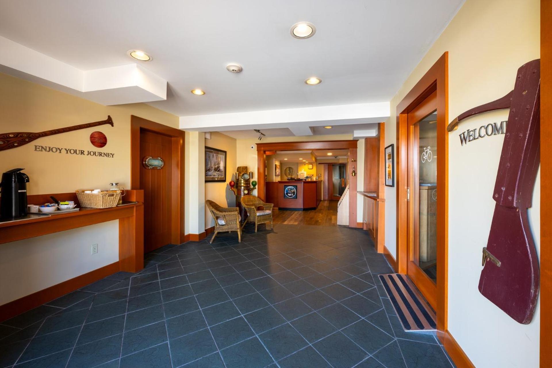 Sidney Waterfront Inn & Suites Bagian luar foto