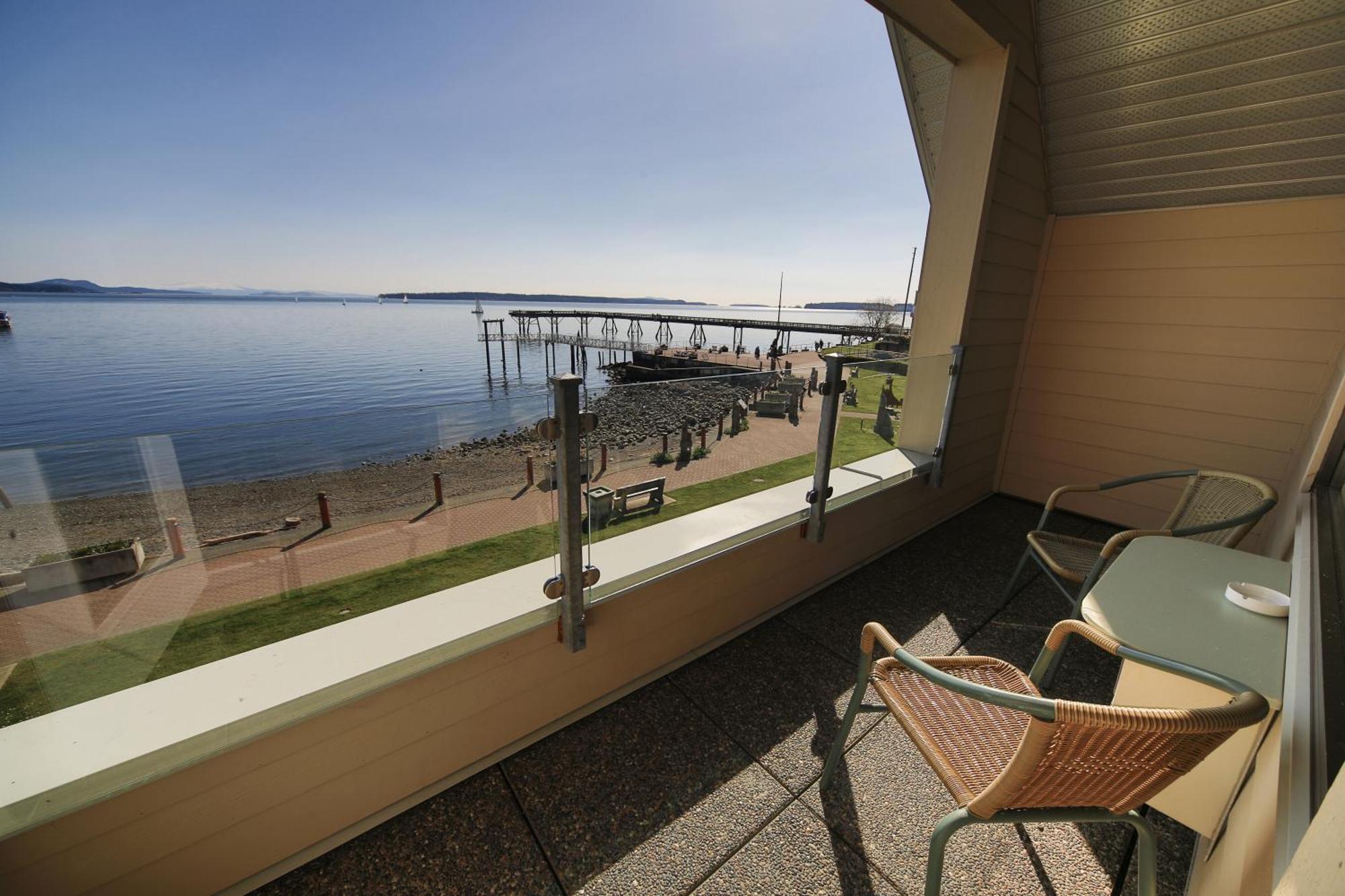Sidney Waterfront Inn & Suites Bagian luar foto
