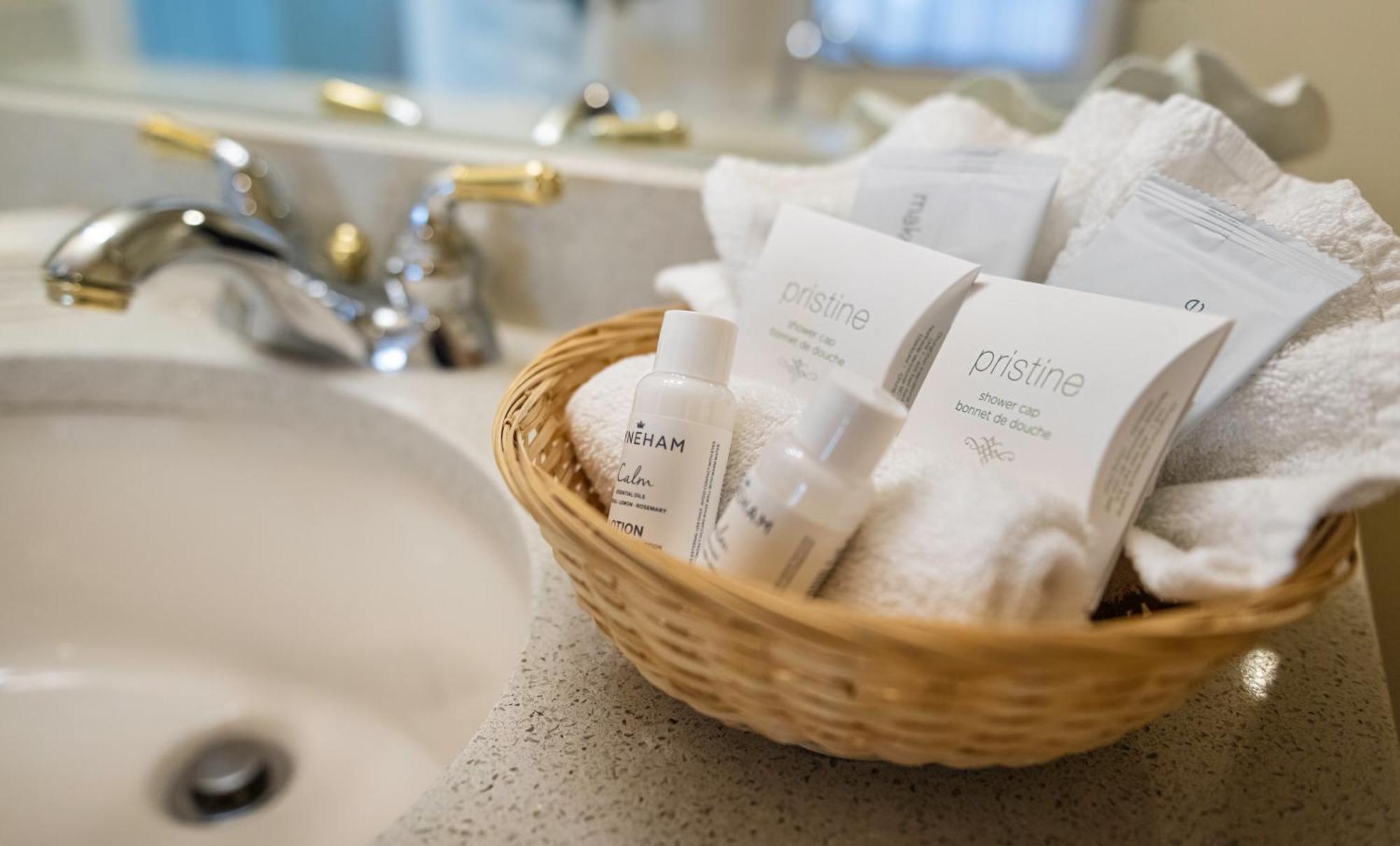 Sidney Waterfront Inn & Suites Bagian luar foto