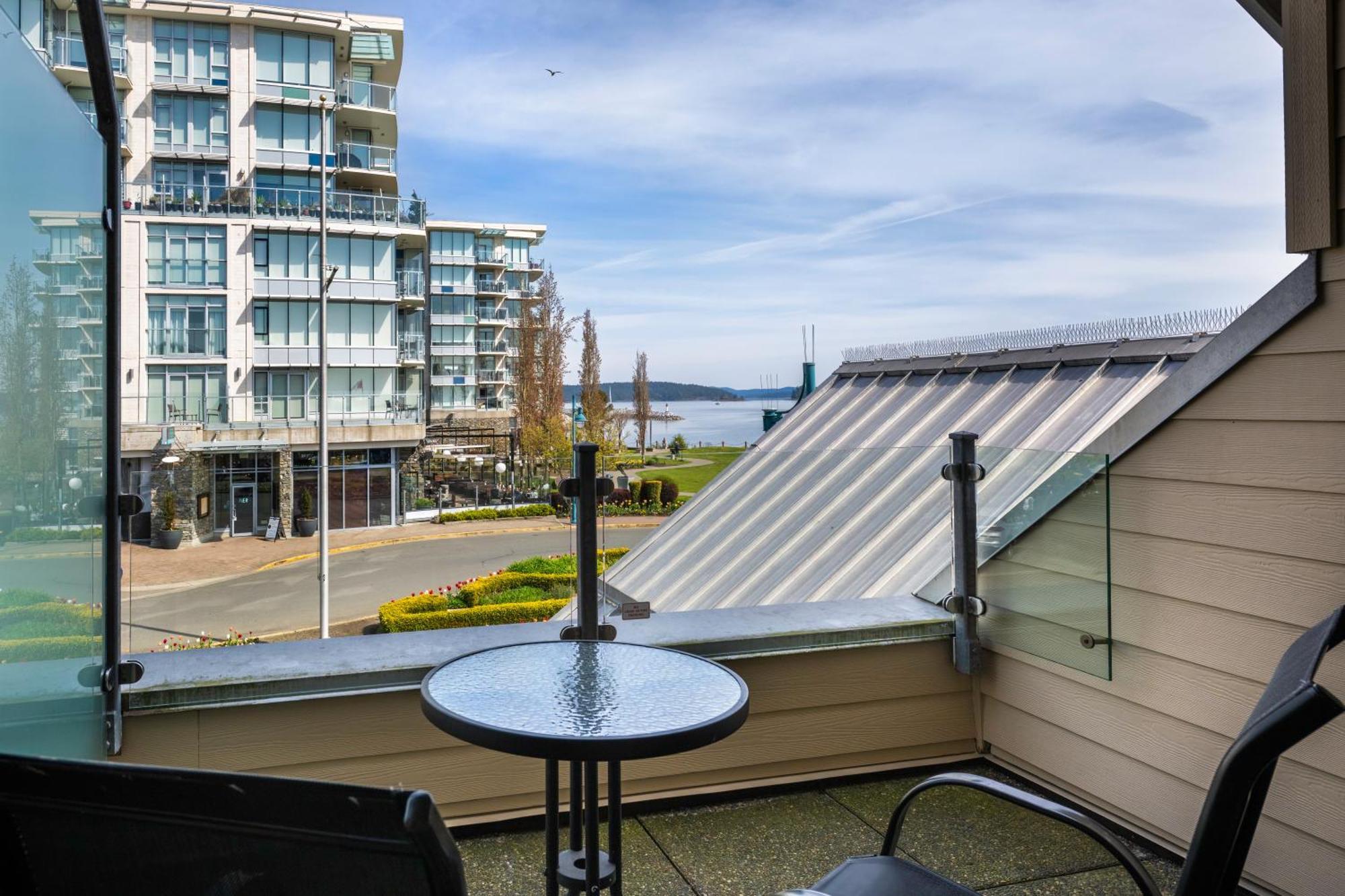 Sidney Waterfront Inn & Suites Bagian luar foto