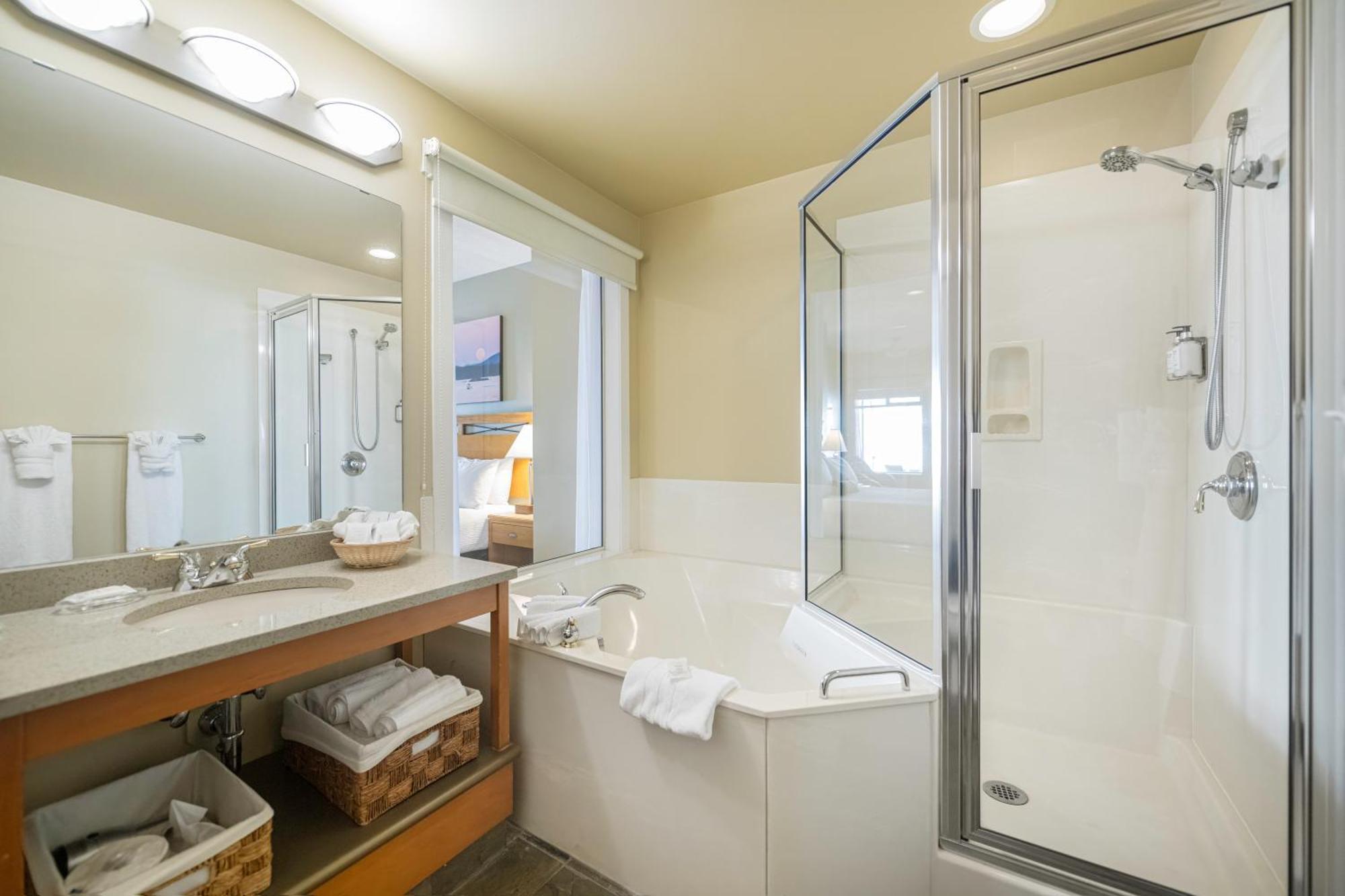 Sidney Waterfront Inn & Suites Bagian luar foto