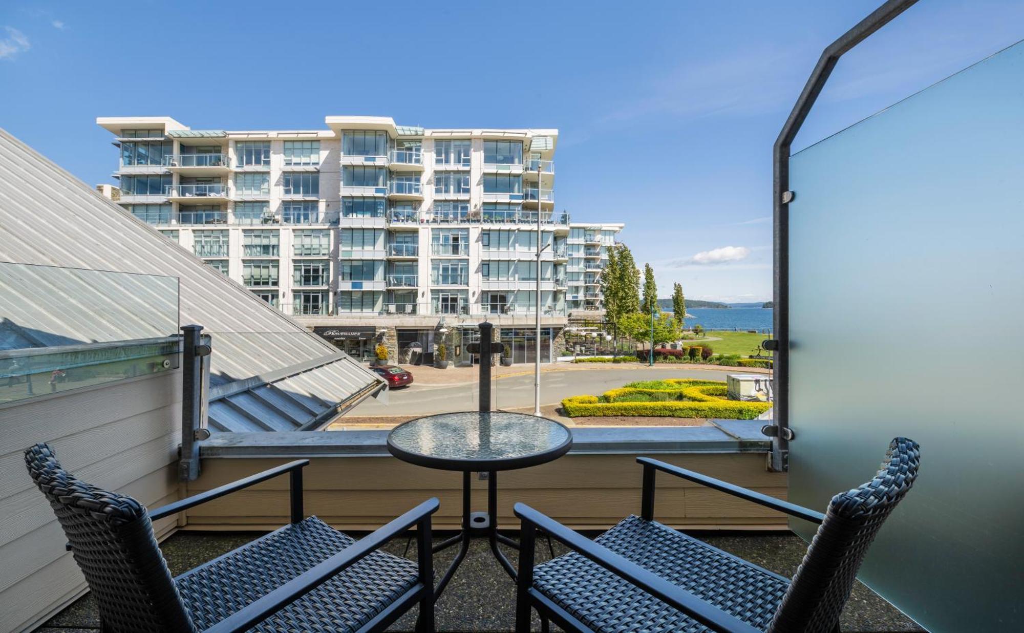 Sidney Waterfront Inn & Suites Bagian luar foto