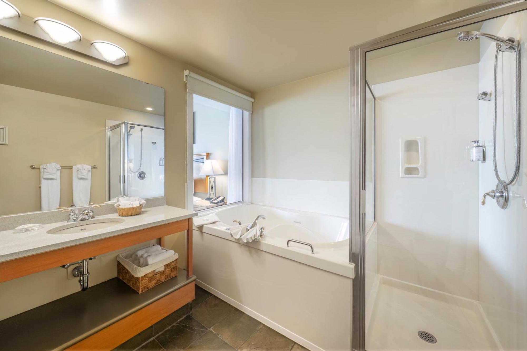 Sidney Waterfront Inn & Suites Bagian luar foto