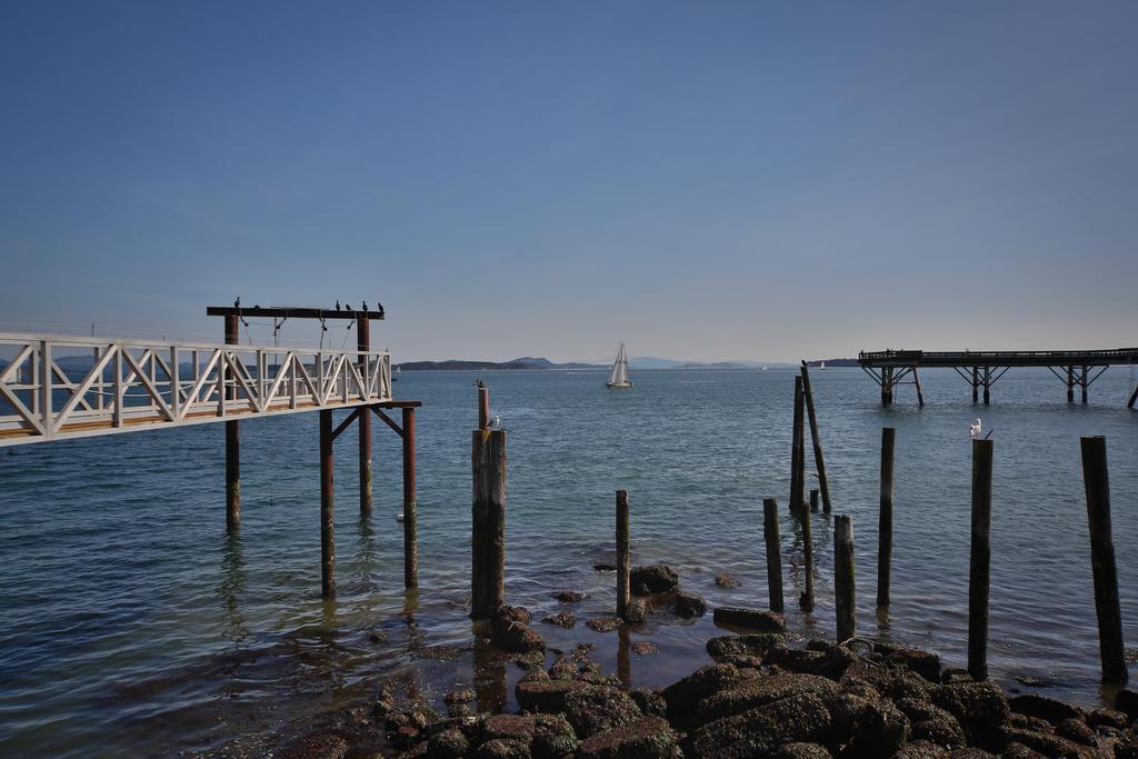 Sidney Waterfront Inn & Suites Bagian luar foto
